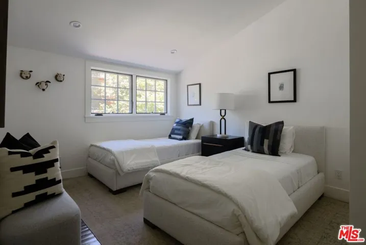 2425 Laurel Pass / Bypass, Los Angeles, California 90046
