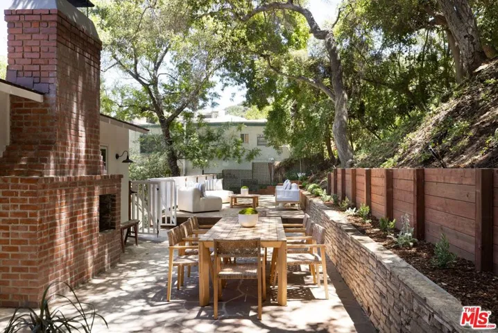 2425 Laurel Pass / Bypass, Los Angeles, California 90046