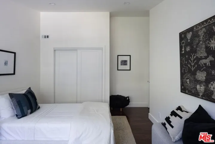 2425 Laurel Pass / Bypass, Los Angeles, California 90046
