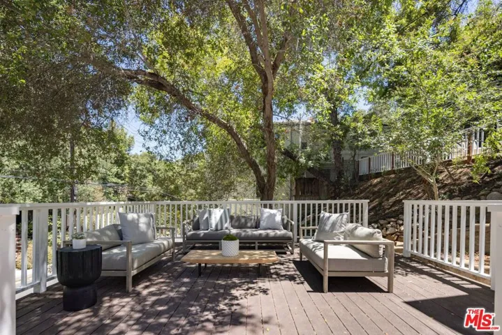 2425 Laurel Pass / Bypass, Los Angeles, California 90046