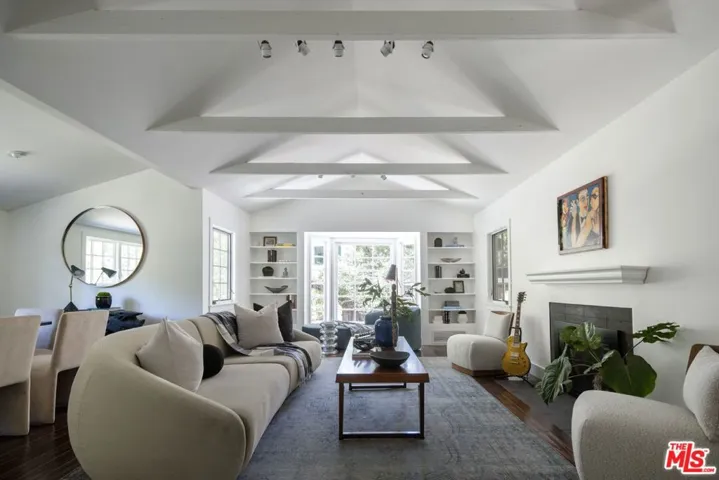 2425 Laurel Pass / Bypass, Los Angeles, California 90046