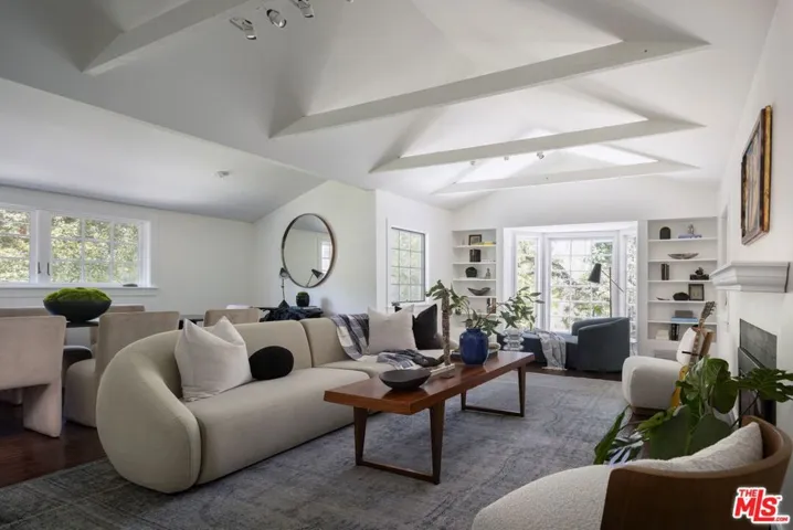 2425 Laurel Pass / Bypass, Los Angeles, California 90046