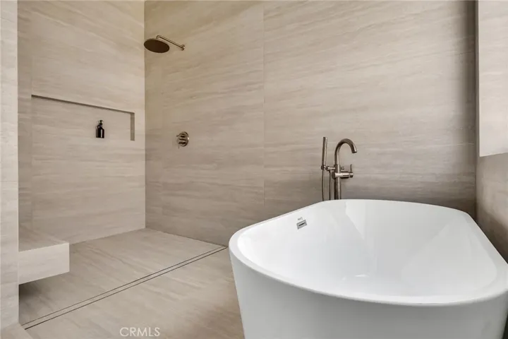 Primary Shower/Tub