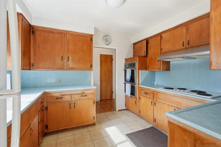 916 Country Club, Escondido, California 92029