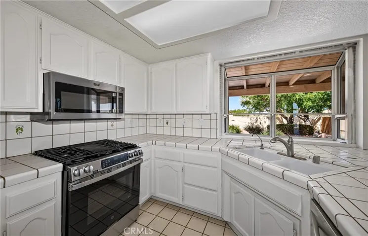 10658 9th Avenue, Hesperia, California 92345