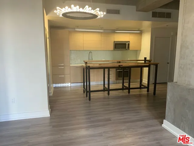727 W 7th Street 911, Los Angeles, California 90017