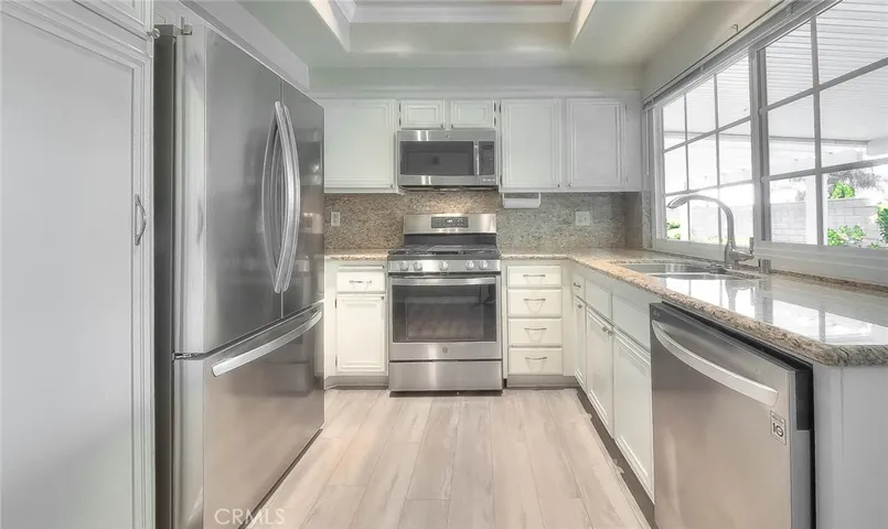 Kitchen w/ Appliances