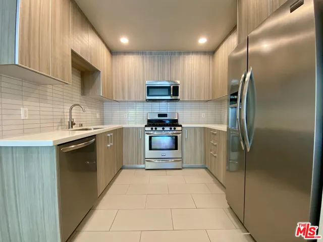 1232 N Kings Road 202, West Hollywood, California 90069