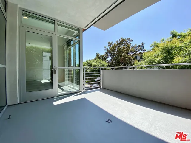 1232 N Kings Road 202, West Hollywood, California 90069