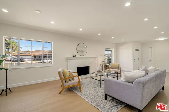 91 W Gainsborough Road, Thousand Oaks, California 91360