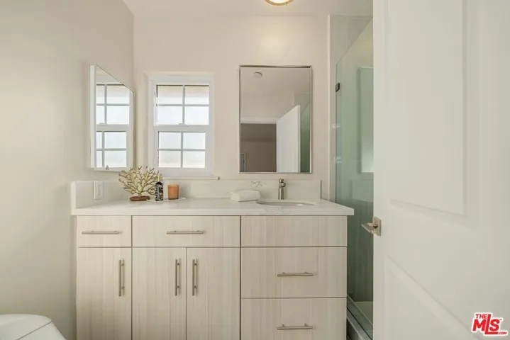 91 W Gainsborough Road, Thousand Oaks, California 91360