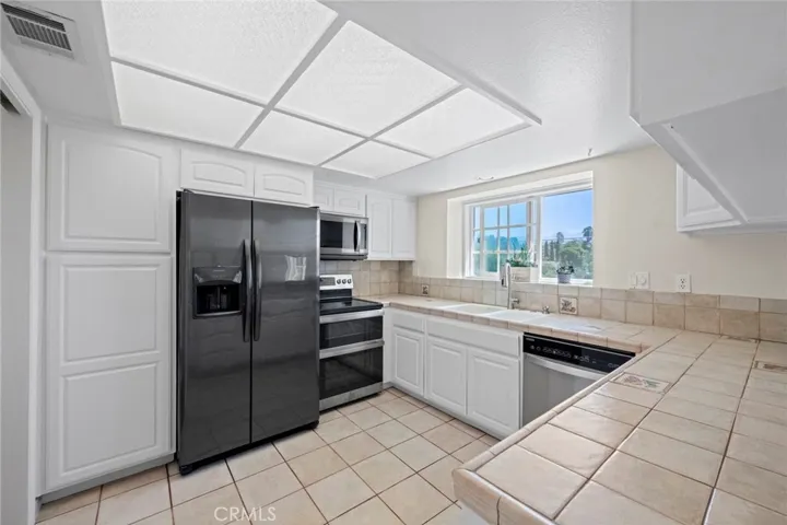 Nice Fridge & brand NEW oven with air fryer feature!