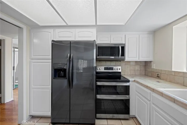 Nice Fridge & brand NEW oven with air fryer feature!