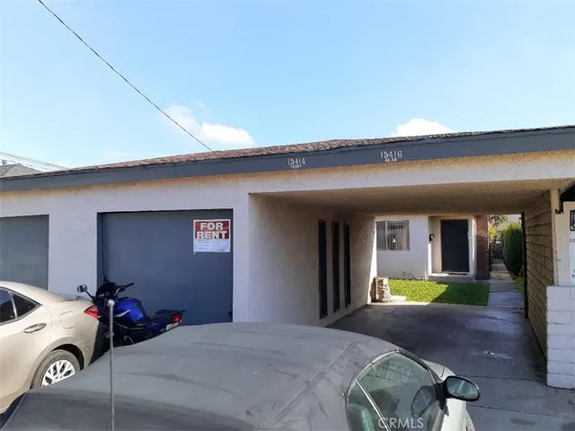 Carport + parking behind it