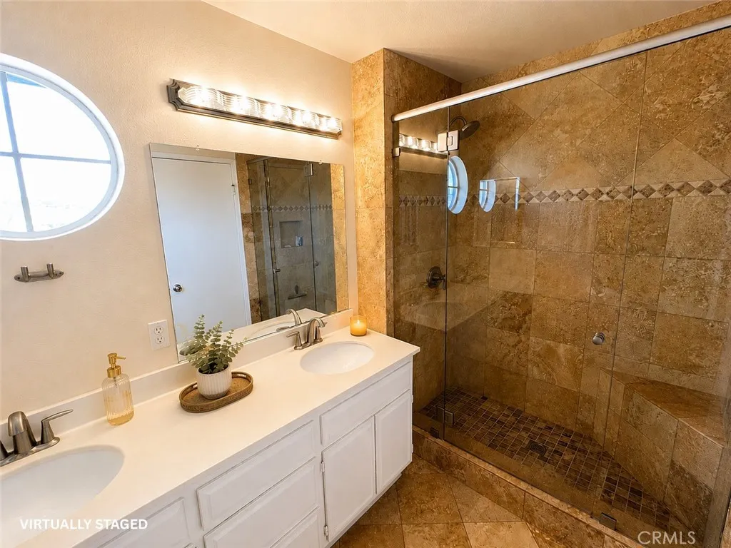 Shared Bathroom in Hallway Upstairs
