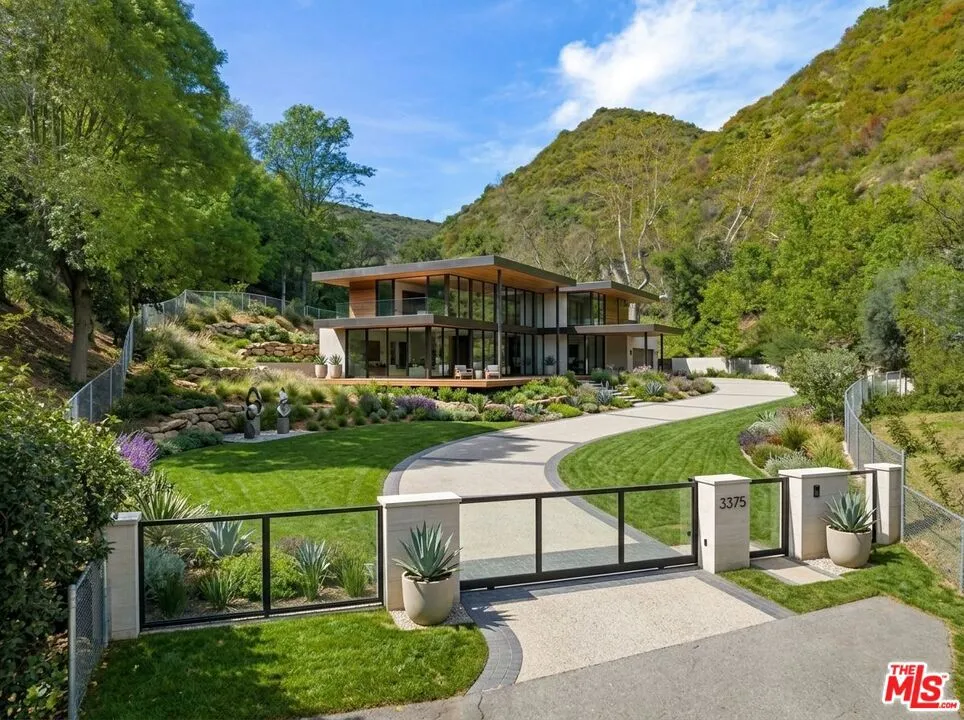 3375 Mandeville Canyon Rd