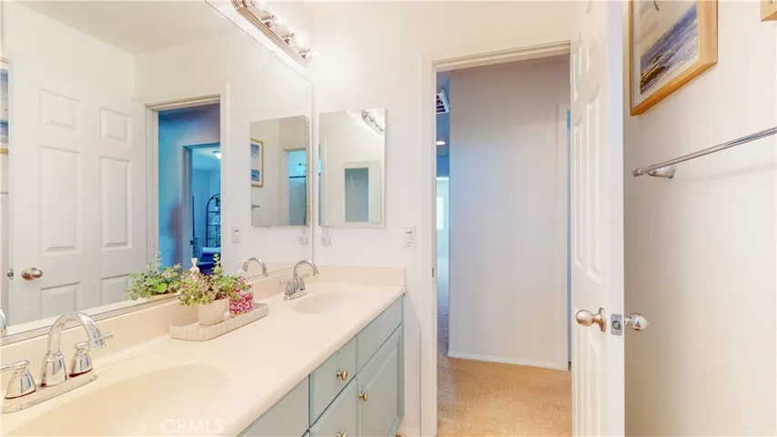 Second bathroom (upstairs)