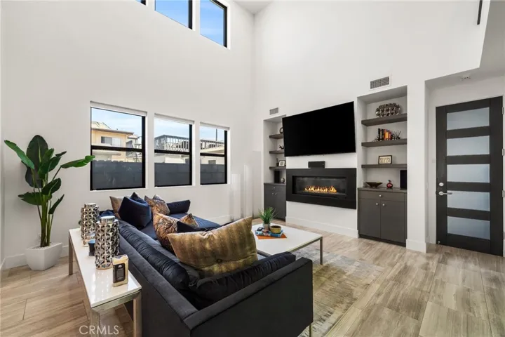 404 10th Street, Huntington Beach, California 92648