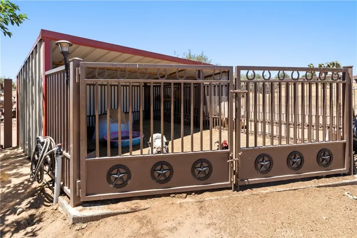 Covered stalls and corrals with​​‌​​​​‌​​‌‌​​‌​​​‌‌​​​‌​​‌‌​​‌‌​​‌‌​​​​ water.