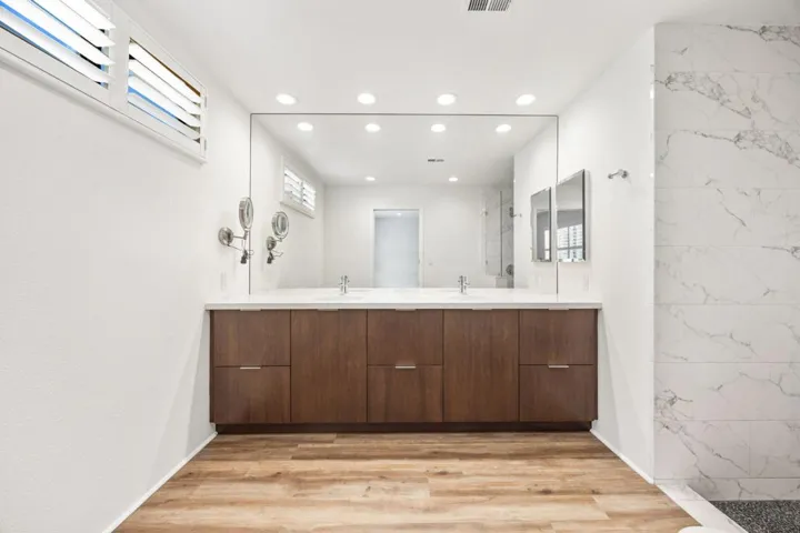 Bathroom 1 (Primary)