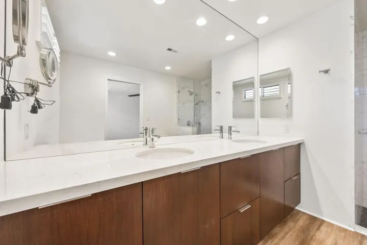 Bathroom 1 (Primary)