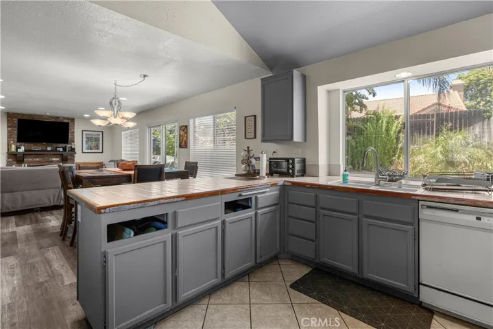 1176 W Buxton, Rialto, California 92377