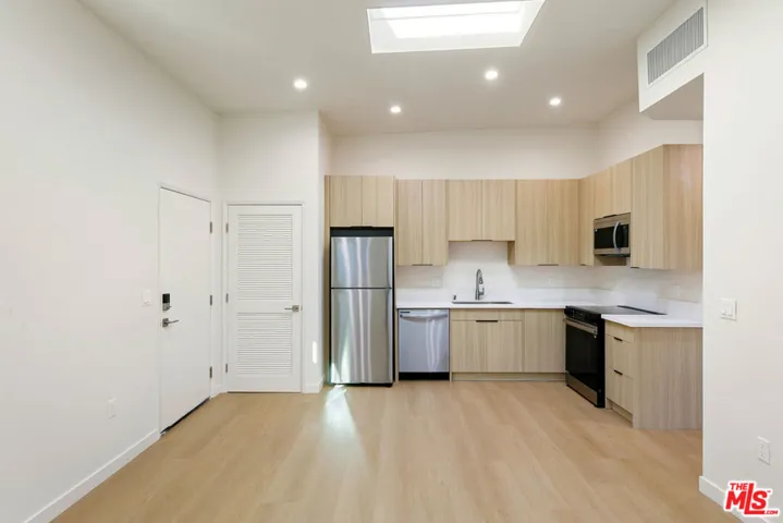 954 N San Vicente Boulevard 9, West Hollywood, California 90069