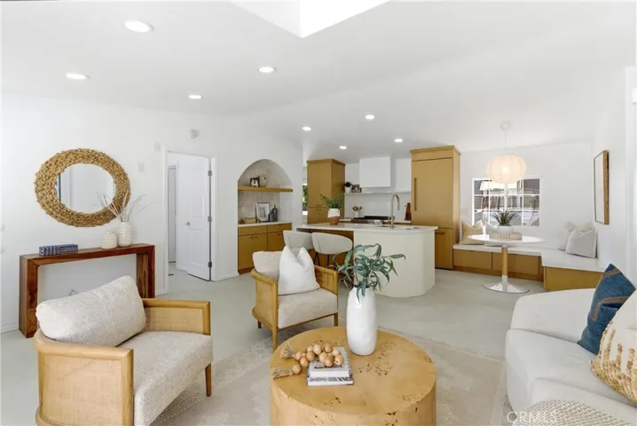 260 Mayflower, Newport Beach, California 92660