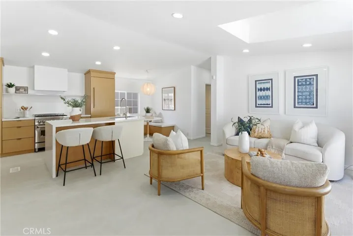 260 Mayflower, Newport Beach, California 92660