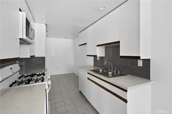 4441 Woodman Avenue 107, Sherman Oaks, California 91423