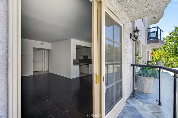 4441 Woodman Avenue 107, Sherman Oaks, California 91423