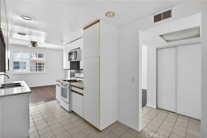 4441 Woodman Avenue 107, Sherman Oaks, California 91423