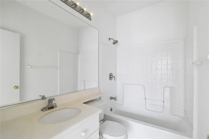 Guest Bedroom 2 ensuite bathroom