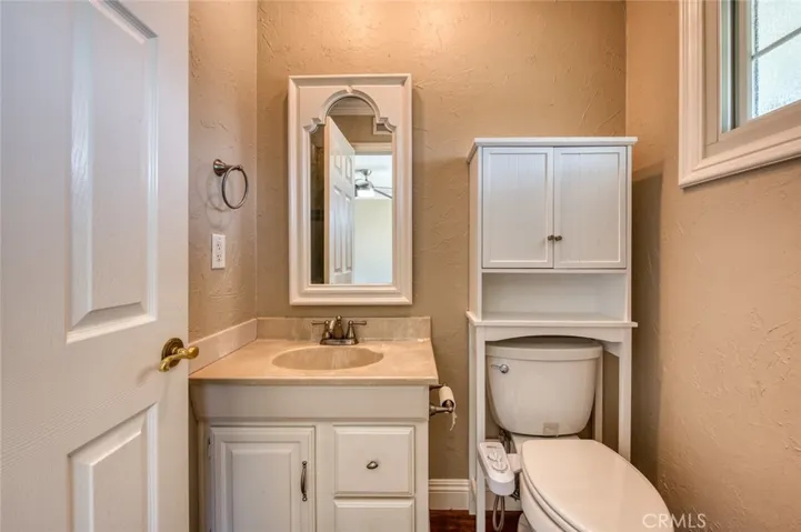 2nd primary bedroom en-suite bathroom.