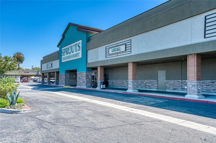 Convenient to market, coffee shop, restaurants and more.