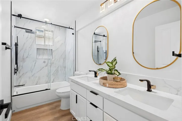 Upstairs secondary full Bathroom