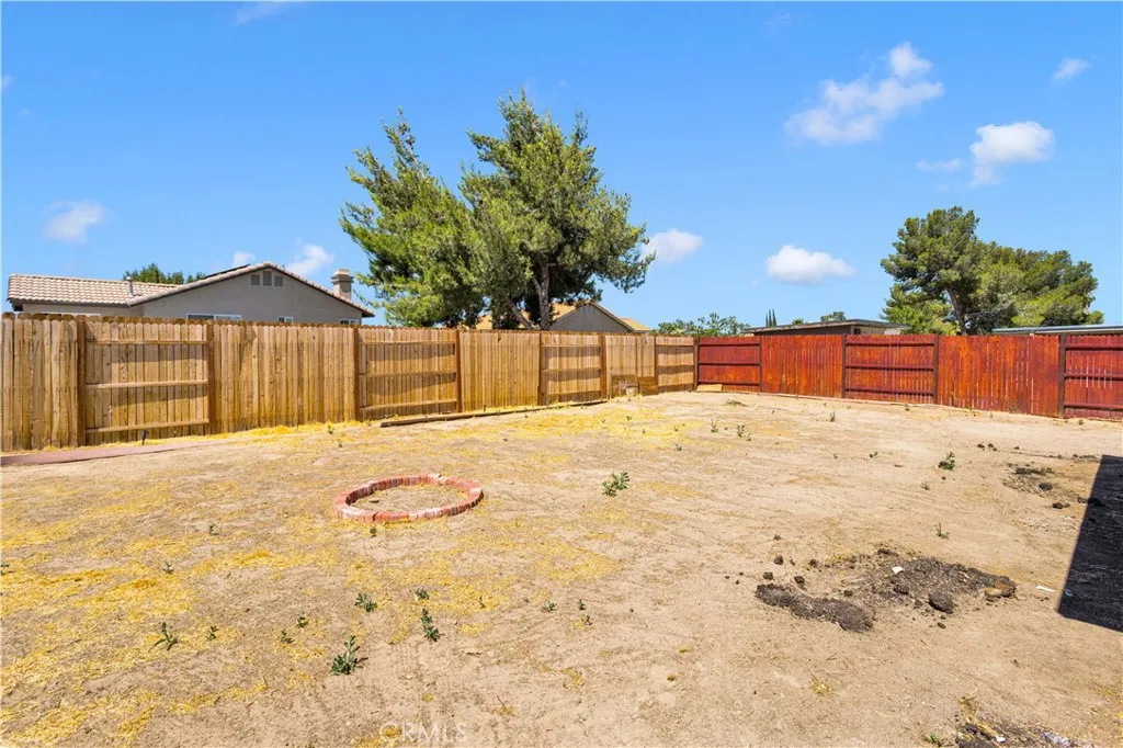 Spacious back yard. Spacious back yard.