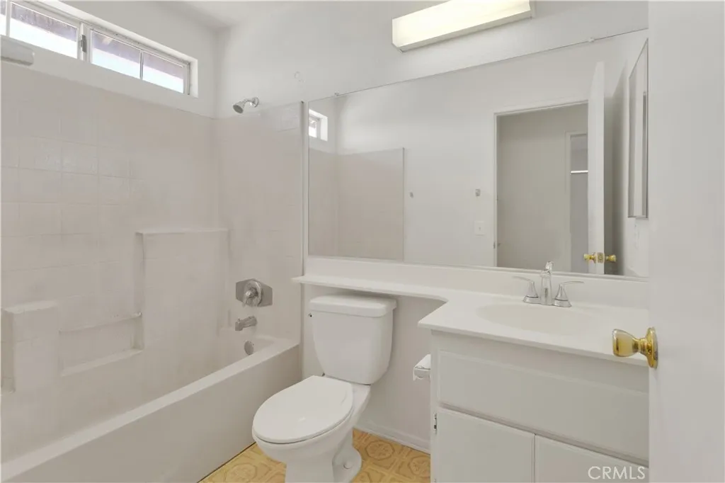 2nd bathroom in between the two bedrooms upstairs. 2nd bathroom in between the two bedrooms upstairs.