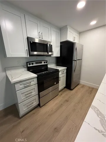 Kitchen Stove and Frig