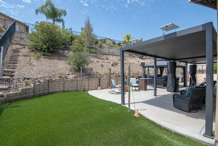 Spacious Backyard- low maintenence
