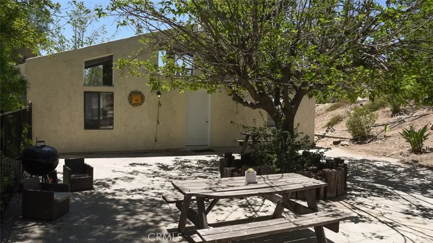 Guest house with courtyard area