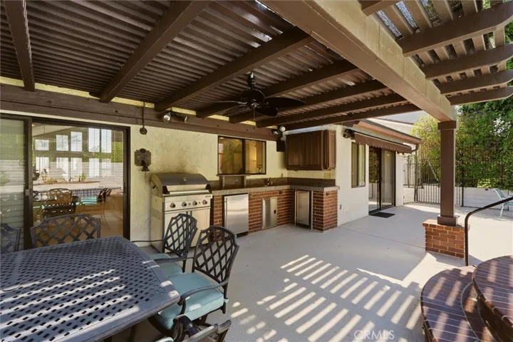 Outdoor Kitchen and Bar