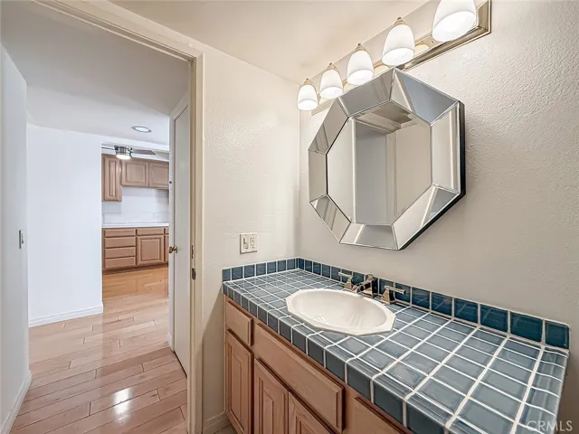 18100 Burbank Boulevard 24, Tarzana, California 91356