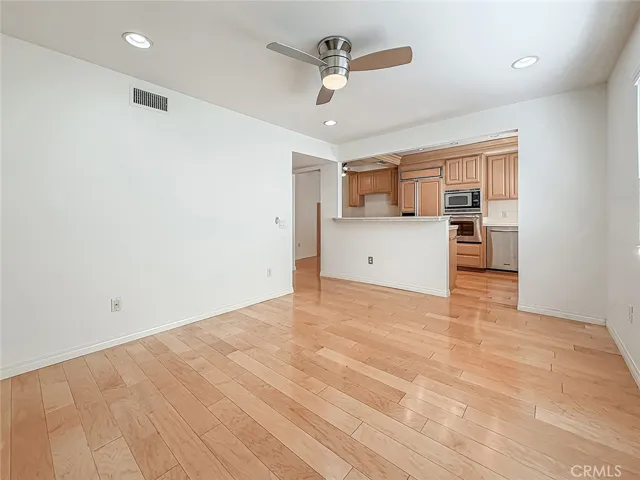 18100 Burbank Boulevard 24, Tarzana, California 91356