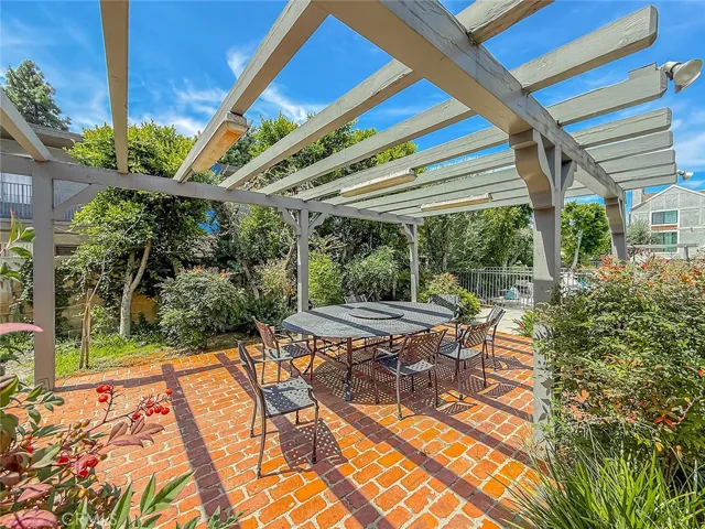 18100 Burbank Boulevard 24, Tarzana, California 91356