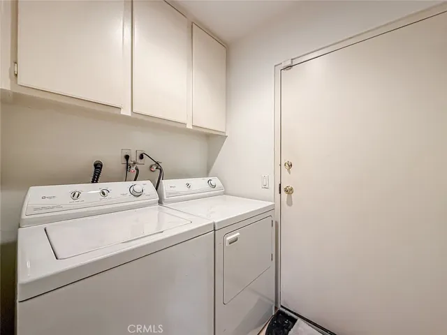 18100 Burbank Boulevard 24, Tarzana, California 91356