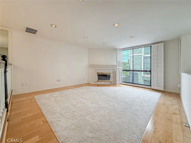 18100 Burbank Boulevard 24, Tarzana, California 91356