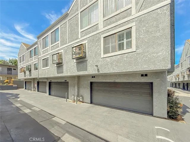 18100 Burbank Boulevard 24, Tarzana, California 91356