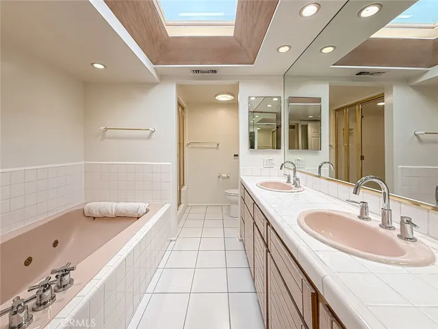 18100 Burbank Boulevard 24, Tarzana, California 91356