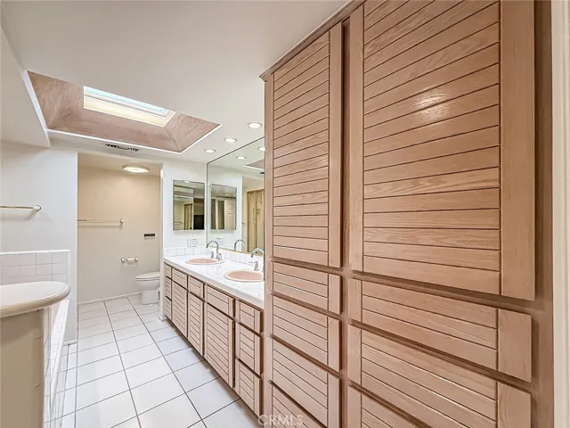 18100 Burbank Boulevard 24, Tarzana, California 91356